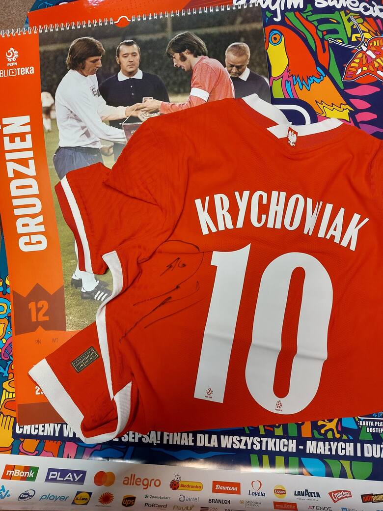 Koszulkę reprezentanta Polski Grzegorza Krychowiaka z autografem jest prezentem dla WOŚP od Świętokrzyskiego Związku Piłki Nożnej i od Polskiego Związku