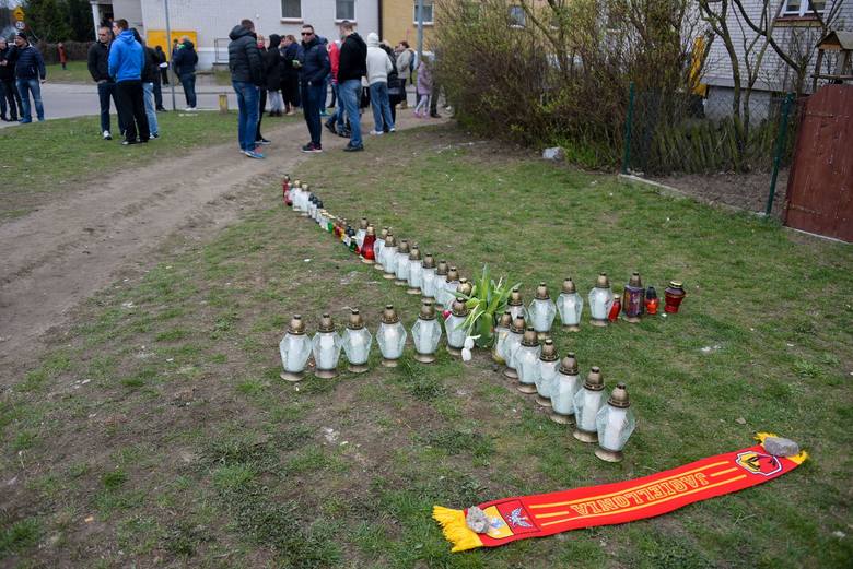 Po-li-cja! Mor-der-cy! - skandował w kwietniu około 200-osobowy tłum przed posterunkiem policji przy ul. Wrocławskiej. - Zabiliście naszego kolegę! Jak