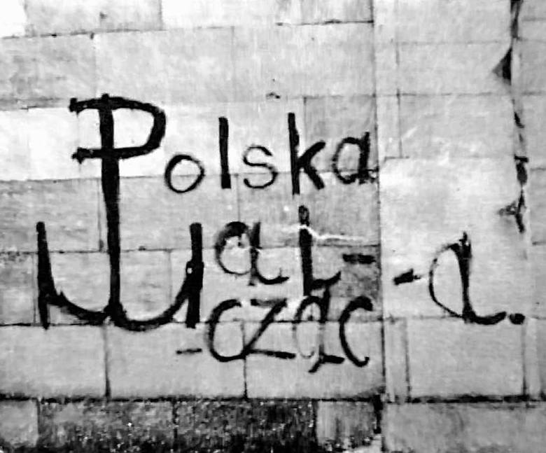 Napis na murze wykonany przez członków konspiracji. 