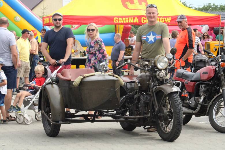 Łukasz Dutka z Niska przy Sokole 1000 uznanym za najładniejszy motocykl z wózkiem bocznym na VII Zjeździe Starych Motocykli PRL w Grębowie.