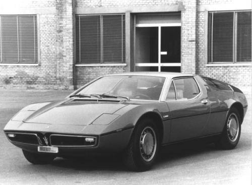 Fot. Maserati:  Maserati Bora z 1971 r. był pierwszym modelem firmy z centralnie umieszczonym silnikiem. Nadwozie projektował Giugiaro, który przeniósł