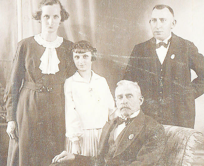 Dziadkowie Władysław i Antonina (stoją) z moją mamą Władysławą oraz nieznaną mi osobą<br /> 