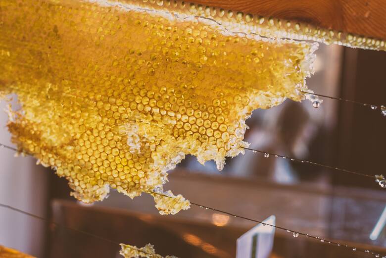 Pszczelarz potrafi dbać o pszczoły i ule, przygotowywać ramki z więzą, zbierać miód i pyłek pszczeli. Dba też o odzyskiwanie wosku z odwirowanych z miodu