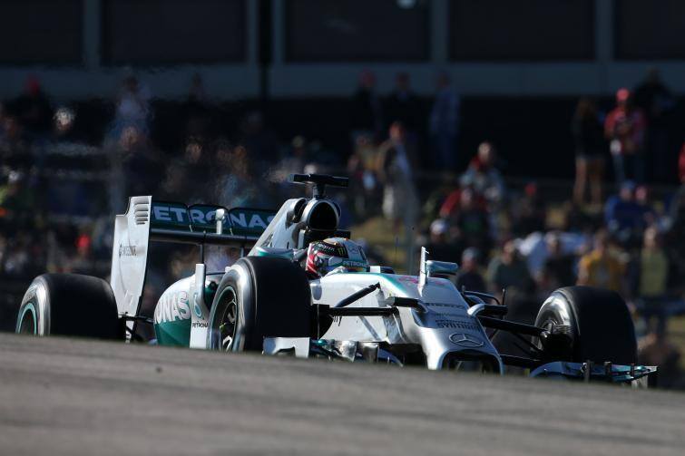 Lewis Hamilton nie pozwolił uciec Rosbergowi i wygrał wyścig o GP USA