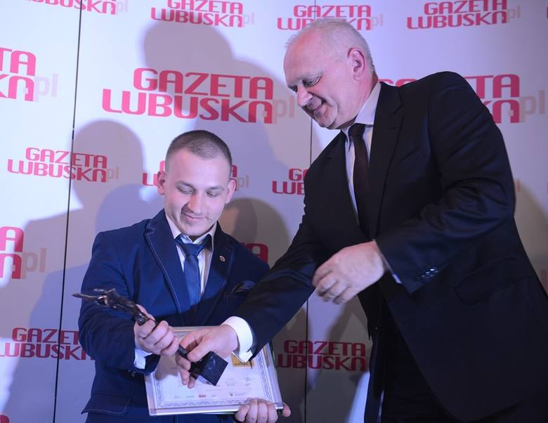 Wojewoda Władysław Dajczak wręczył nagrodę niepełnosprawnemu sportowcy roku Bartoszowi Tyszkowskiemu.