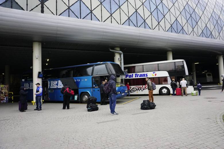 Cały czas trwają rozmowy dotyczące ratowania PKS Poznań. W poznańskim magistracie doszło do kolejnego spotkania przedstawicieli wielkopolskich samorządów z urzędnikami. Szansą na utrzymanie połączeń autobusowych w regionie może być utworzenie związku powiatowo-gminnego.
