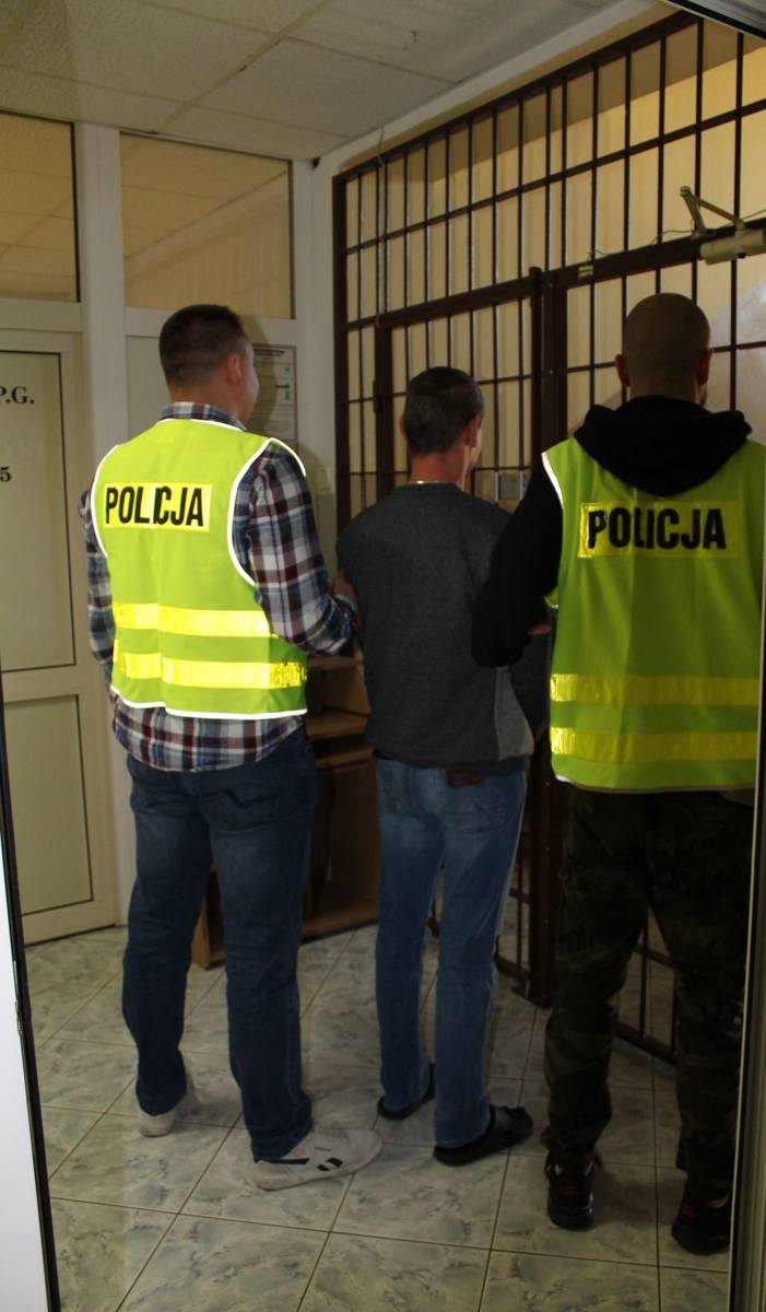 Łowicka policja zatrzymała sprawców kradzieży naczepy z ładunkiem o wartości ponad 100 tys. zł