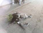 Wandal w Tucholi wrzucił betonową donicę do audi 