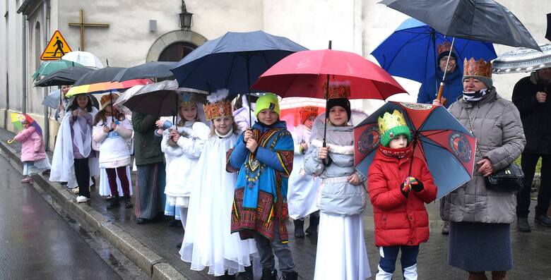 Ulicami Oświęcimia w Święto Trzech Króli tradycyjnie przeszedł orszak z licznym udziałem wiernych, mimo padającego deszczu