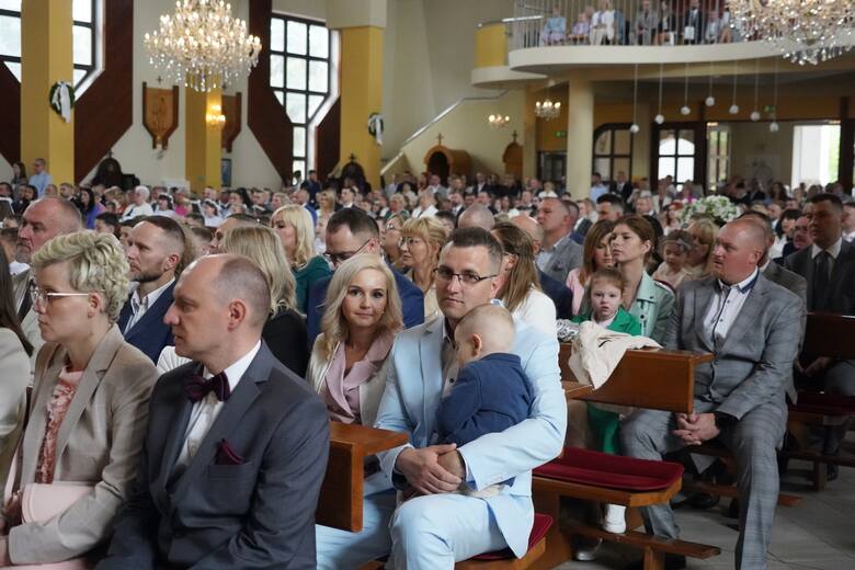 W kościele św. Maksymiliana Kolbego w Olkuszu odbyła się Pierwsza Komunia Święta, do której przystąpiło 71 dzieci