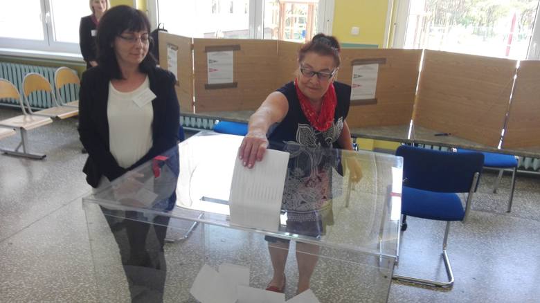 Wybory do Parlamentu Europejskiego 2019. Komisja wyborcza w SP nr 8 w Nowej Soli.Na zdjęciu pani Bernadetta. Głosowała, bo to obowiązek. Obok Monika