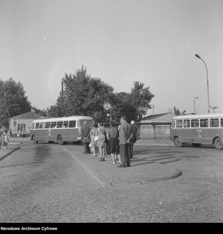 Dworzec autobusowy. Podróżni na przystanku. Autobusy Miejskiego Przedsiębiorstwa Komunikacyjnego: z lewej Jelcz 043, z prawej San H100 (1973/08)