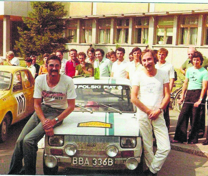 Rajd Dunaju w Rumunii, lata 70. Andrzej Lubiak (z prawej), jego pilot Maciej Wisławski i Polski Fiat 126p<br /> <br /> 