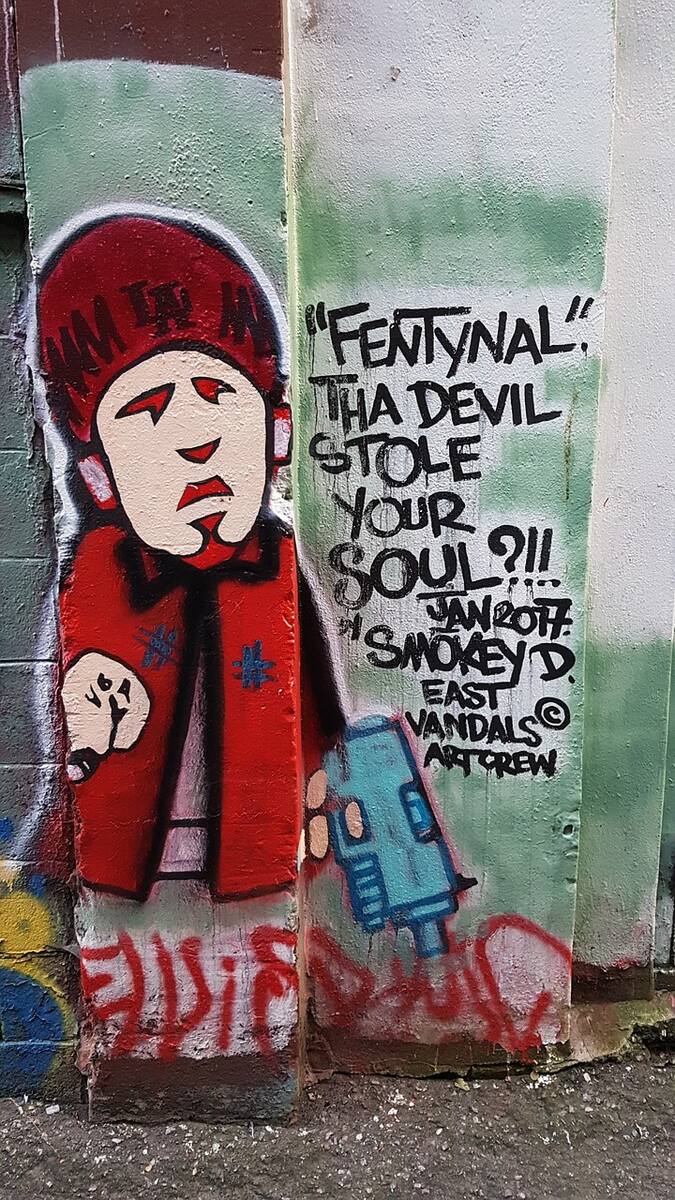 Graffiti "Fentanyl, diabeł, który ukradł ci duszę"