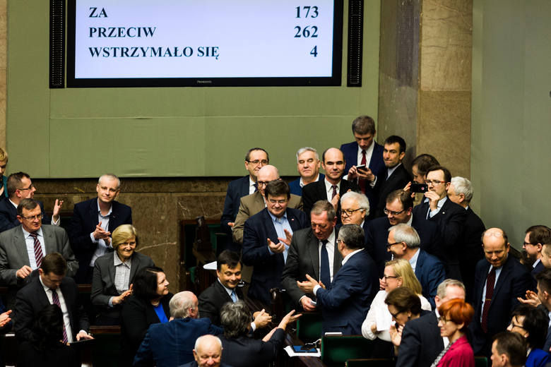W drugim kwartale 2019 roku Kancelaria Sejmu planuje ogłosić przetarg nieograniczony na przebudowę i rozbudowę systemu obsługi głosowań w sali posiedzeń Sejmu. Orientacyjna wartość zamówienia to 4 879 000 zł. Planowany jest też zakup wyświetlaczy wielkoformatowych za 1 626 000 zł