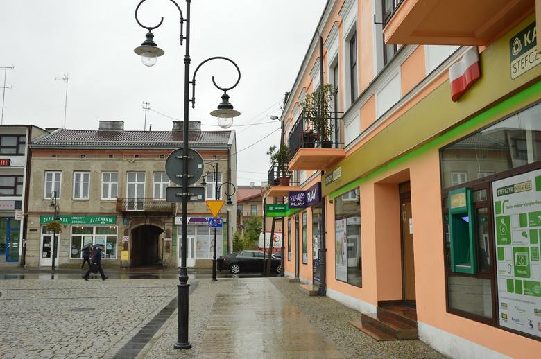 Ostatnio właściciel odnowił elewację kamienicy na rogu ulicy Strykowskiej (po prawej). Na wprost zniszczony budynek ZGM