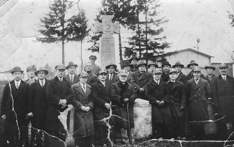 Uczestnicy zrywów narodowych przy pamiątkowym krzyżu na Kuchni w listopadzie 1931 r. To tutaj w styczniu 1919 r. doszło do starcia polskich oddziałów