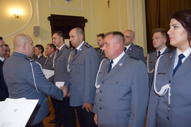 We wtorek Święto Policji obchodzono w Komendzie Miejskiej Policji W Skierniewicach. Była to okazja do wręczenia nominacji na wyższe stopnie policyjne – w tym roku odebrało je 37 policjantów. W wydarzeniu uczestniczyli między innymi przedstawiciele miasta i powiatu skierniewickiego.