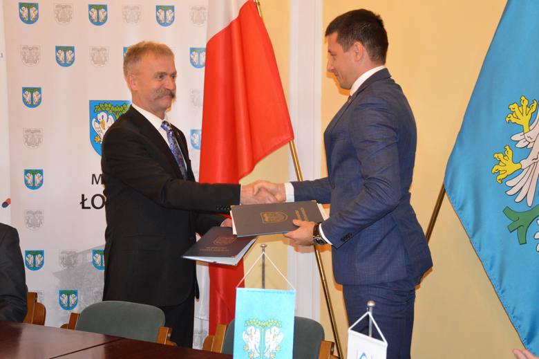 Burmistrz Krzysztof Kaliński (z lewej) i wiceprezes Tomasz Wiatr podpisali ważną dla miasta umowę
