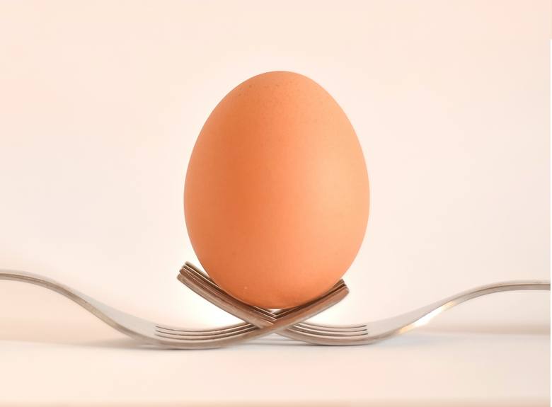 Co prawda w niektórych instrukcjach obsługi mikrofalówek jest przepis jak przygotować jajecznicę, czy jajka w urządzeniu, ale szczerze odradzamy. W praktyce ugotowanie jajek na twardo w mikrofali może skończyć się fatalnie – jajko może wybuchnąć, a my poparzyć!