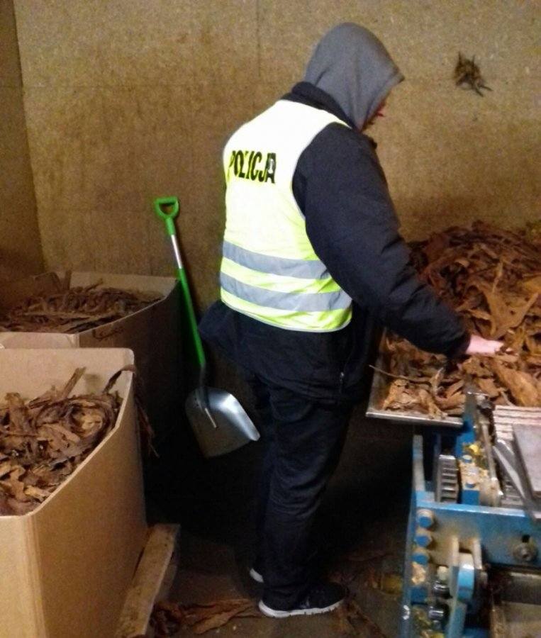 Policja rozbiła pod Łowiczem grupę przestępczą, która prowadziła magazyn z tytoniem i alkoholem