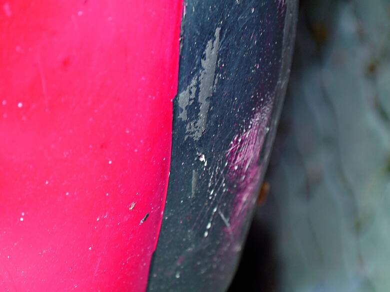 Ślady szpachlówki albo lakieru na elementach z tworzywa sztucznego lub gumy to wskazówka, że auto było naprawiane Fot: 123RF