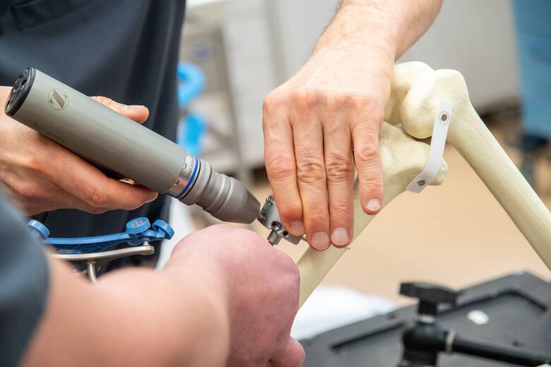 Ortopedzi Uniwersyteckiego Szpitala Klinicznego we Wrocławiu korzystają z najnowocześniejszego robota, który wspiera ich przy endoprotezoplastyce stawów