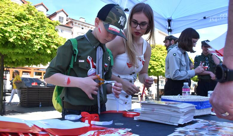 Mieszkańcy Oświęcimia ponieśli gigantyczną flagę narodową. Tak uczczono 233. rocznicę Święta konstytucji 3 Maja
