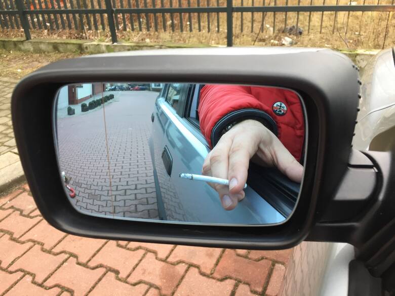 Palenie w samochodzie w czasie jazdy jest czynnością niebezpieczną - odwraca uwagę od sytuacji na drodze, może też przyczynić się do wypadku, jeżeli