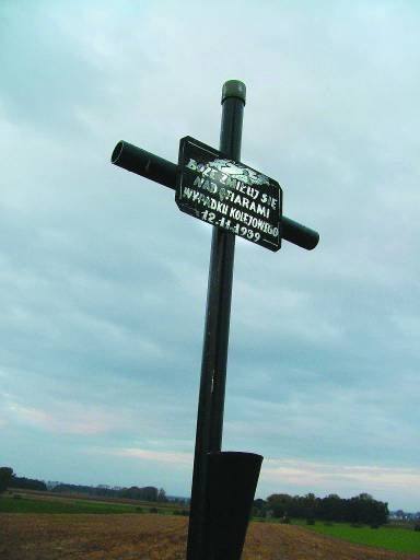 Dziś miejsce katastrofy upamiętnia skromny metalowy krzyż z napisem "Boże, zmiłuj się nad ofiarami wypadku kolejowego 12.11.1939”. Krzyż stoi