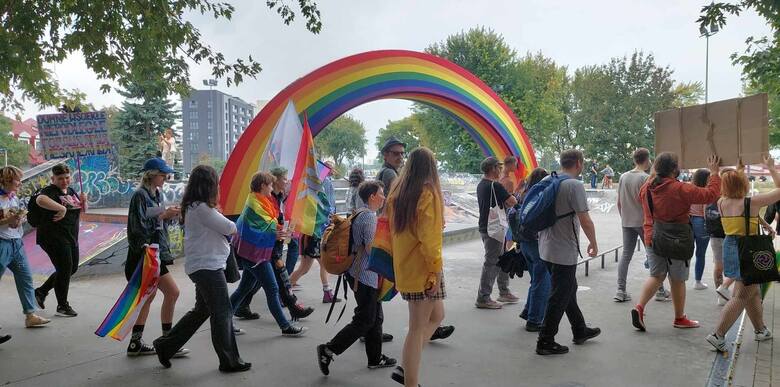 Jego uczestnicy walczą o równość małżeńską w Polsce, a także o równe prawa dla osób LGBT+