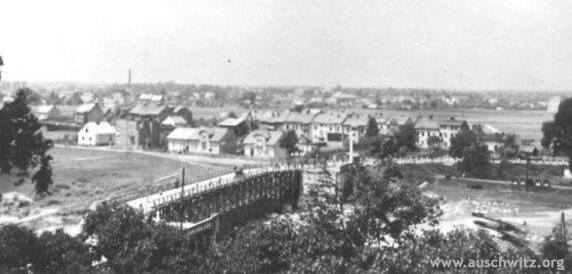 Zdjęcie z przełomu 1939 i 1940 roku. Widoczna w tle część Zasola zniknęła bezpowrotnie w związku z wyznaczeniem przez Niemców strefy obozu i podjętymi