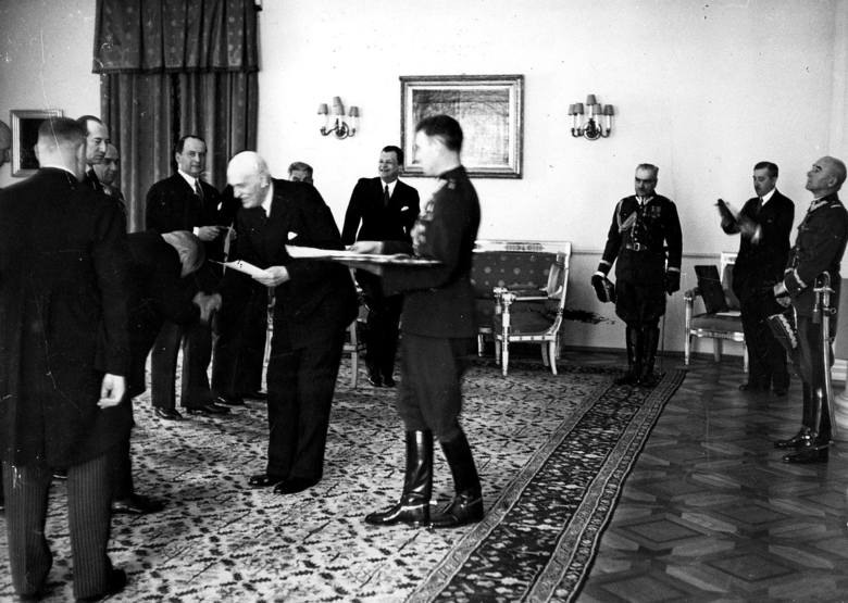 Prezydent RP Ignacy Mościcki wręcza medal prezesowi Najwyższej Izby Kontroli Jakubowi Krzemieńskiemu