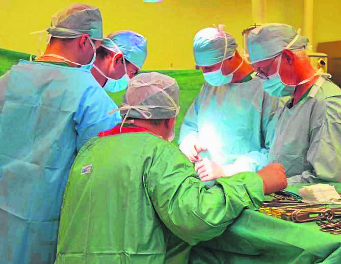 Dr Piotr Świniarski jest jednym z niewielu andrologów, którzy przeprowadzają zabiegi wszczepienia protezy prącia