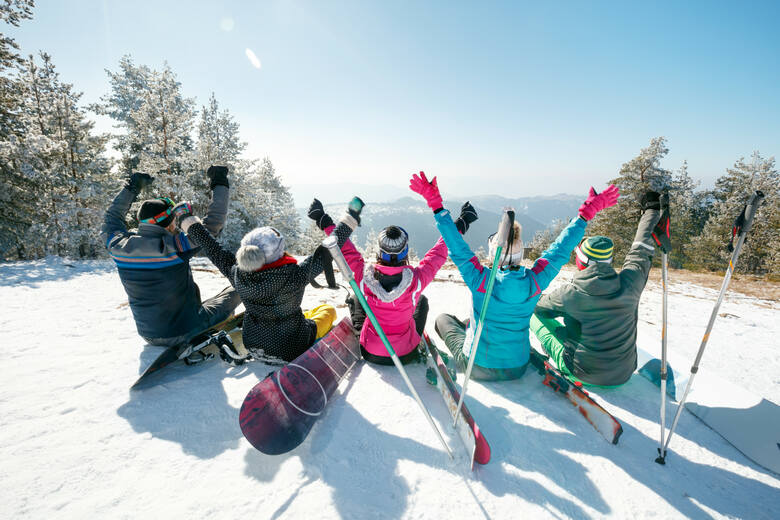 Grupa ludzi ze sprzętem narciarskim