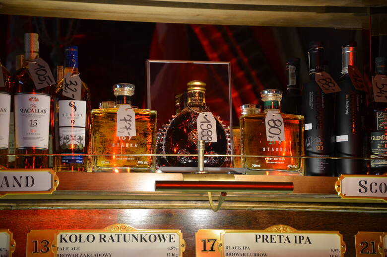 W ofercie są także whisky i koniaki z najwyższej półki i całego świata. Jest też Ludwik XIII - francuski, stuletni koniak. Za szklankę, 40 mililitrów