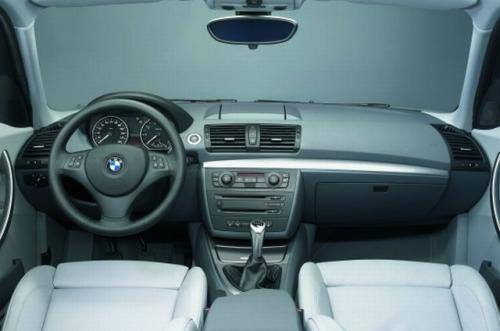 Fot. BMW: Na tablicy przyrządów nie ma wskaźnika temperatury cieczy chłodzącej silnik. Szkoda, bowiem niektórzy kierowcy korzystają z jego wskazań. Za