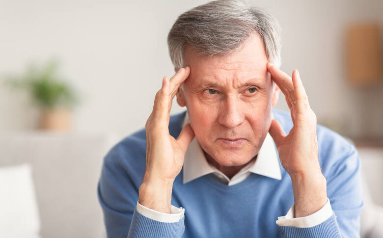 Starszy mężczyzna cierpi na ból głowy