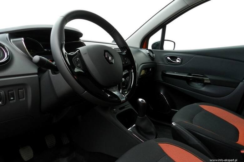 Odważna stylistyka, kompaktowe wymiary oraz przestronność i uniwersalność wnętrza to cechy charakterystyczne dla nowego Renault Captur / Fot. Robert