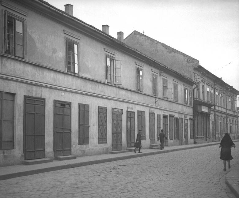Fotografia Oświęcimia z okresu niemieckiej okupacji (ok. 1940). Przedstawia ona ówczesną Bahnhof Strasse (obecnie Romana Mayzla). Na zdjęciu można także
