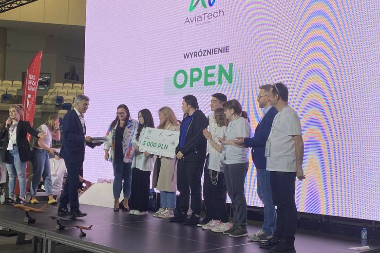Międzynarodowy zespół studentów WSIiZ zwycięzcą w kategorii Open w Hackathonie AviaTech Challlenge w Mielcu