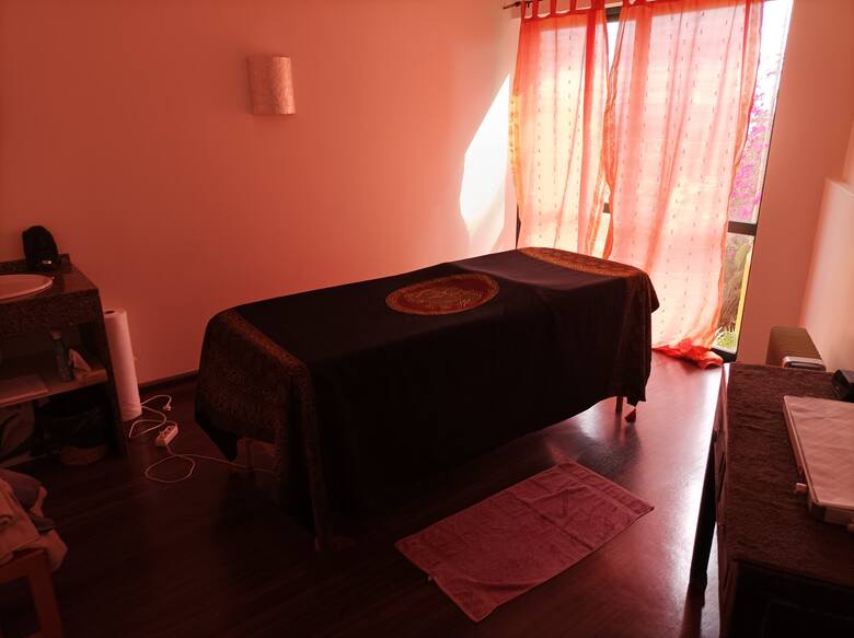 Częścią praktyk ajurwedy są też masaże z użyciem olejków. Odbywają się w zacisznych salonikach, jak ten na zdjęciu.