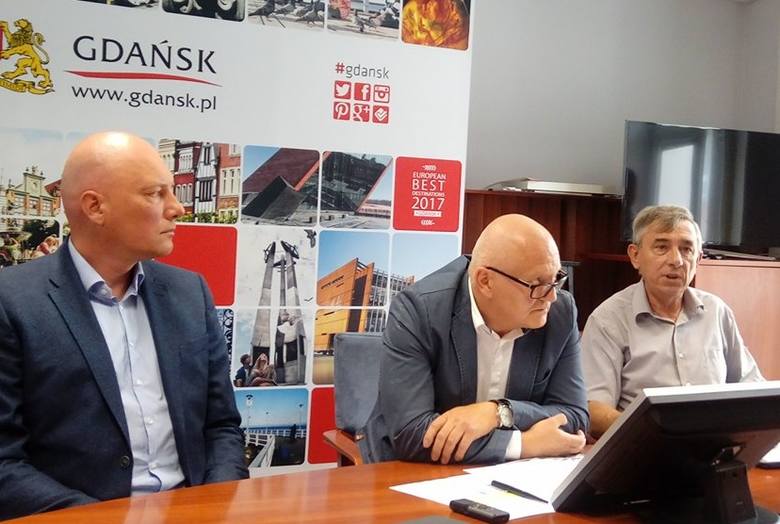 Od lewej: Rafał Elżanowski, przedstawiciel inwestora, wiceprezydent Gdańska Wiesław Bielawski oraz Andrzej Chudziak, spółka Gdańskie Wody - konferencja,