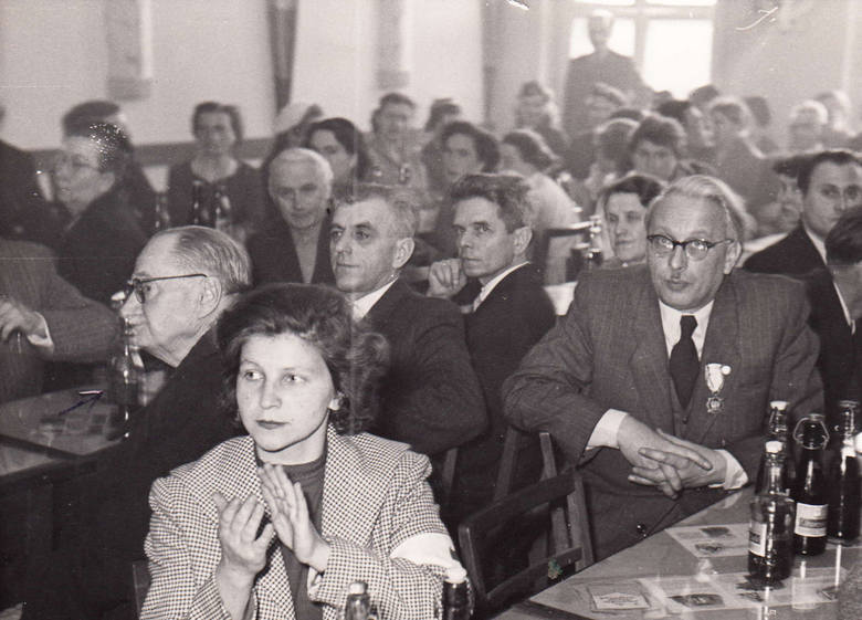 Jan Suszyński (pierwszy z lewej w okularach), były prezydent Łucka, na zebraniu Czerwonego Krzyża w Opolu, rok ok. 1956. Czy ktoś z czytelników rozpozna