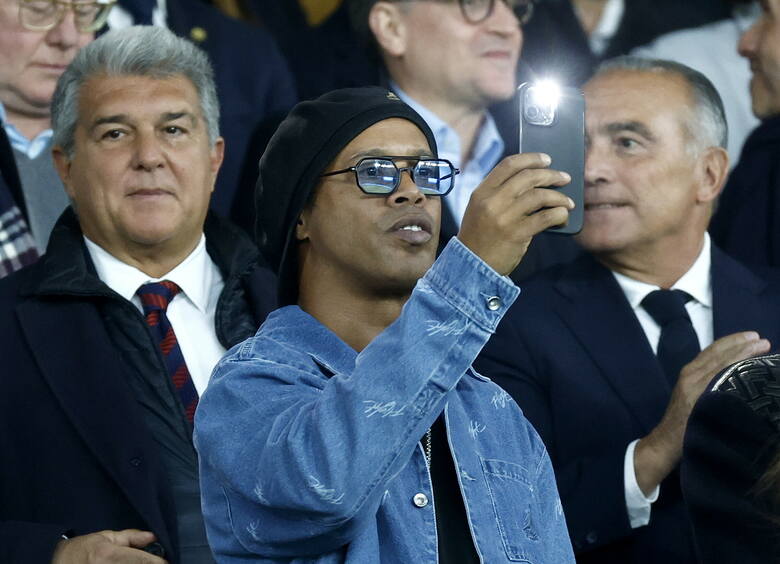 Ronaldinho na trybunach w Paryżu