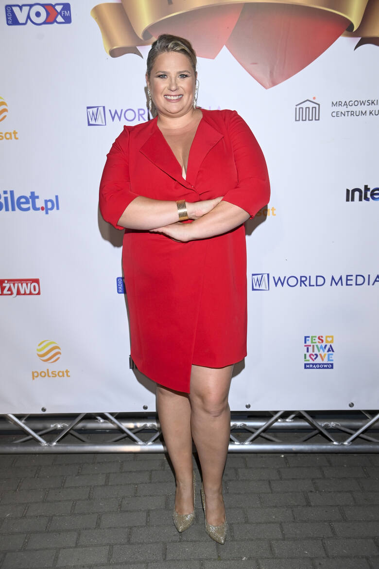 Ta czerwona sukienka Eli Romanowskiej to hit dla dojrzałych kobiet w rozmiarze plus size.