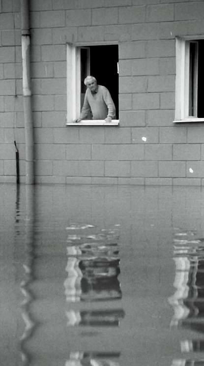 Kędzierzyn-Koźle 1997. Starszy człowiek stojący w oknie swojego zalanego mieszkania nie chciał go opuścić. Ludzie za wszelką cenę chcieli zostać i pilnować dobytku, nawet jeśli groziło to ich zdrowiu lub życiu.