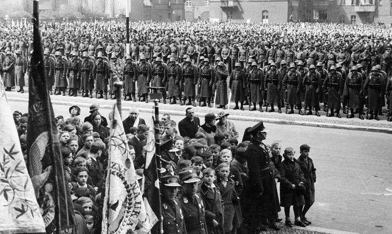 73. Pułk Piechoty defiluje na ulicy marszałka Józefa Piłsudskiego po manewrach. Rok 1937