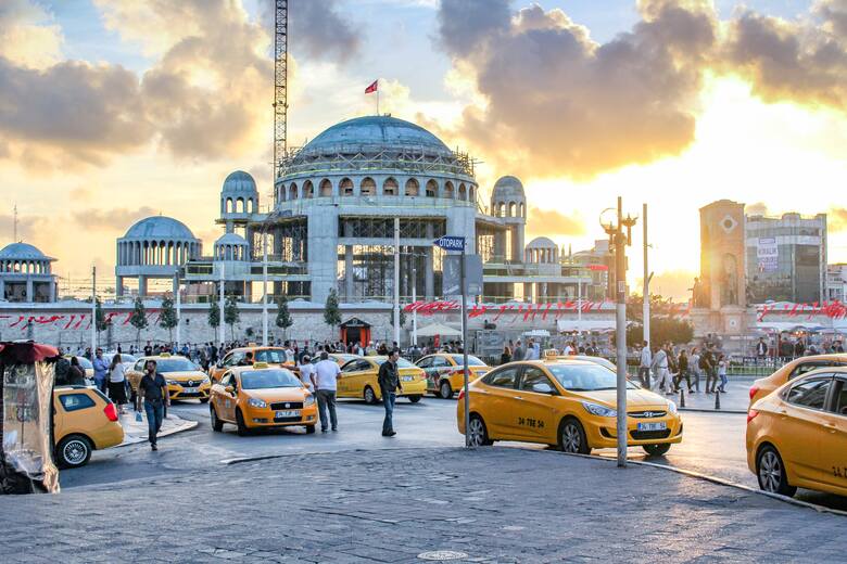 Postój taksówek pod meczetem w Turcji