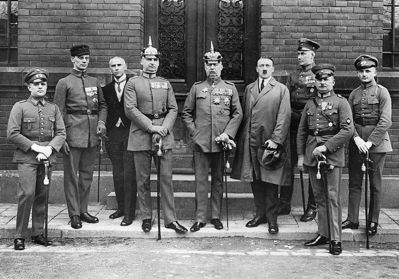 Przywódcy puczu monachijskiego w 1923 r. W środku stoją gen. Erich Ludendorff i Adolf Hitler